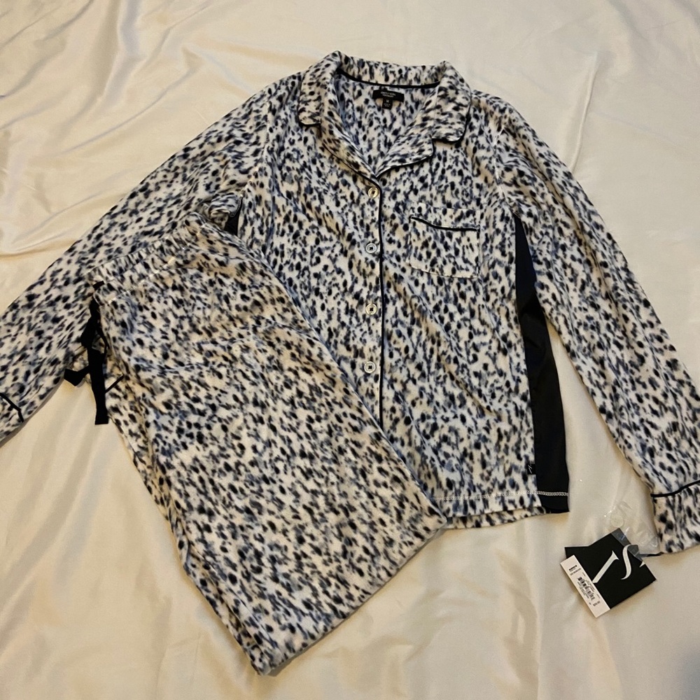 SIMPLYVERA leopard pajama set NWT